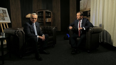 Moderátor pořadu Jaromír Soukup a bývalý poslanec Miroslav Kalousek (TOP 09).