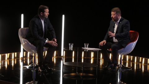 Moderátor pořadu Jaromír Soukup a předseda SPD Tomio Okamura.