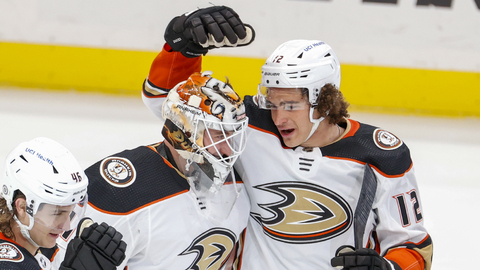 Český brankář Lukáš Dostál slaví vítěznou premiéru v NHL.