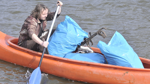 Do akce Čistá řeka Sázava se zapojili 11. dubna vodáci a milovníci přírody také v Ledči nad Sázavou.