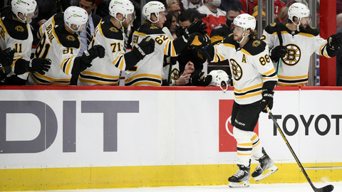 Bostonský kanonýr David Pastrňák se raduje ze vstřelené branky.