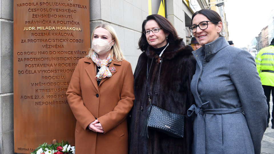 Zleva ministryně obrany Jana Černochová, senátorka Miroslava Němcová a starostka Prahy 2 Alexandra Udženija pózují 11. ledna 2022  u právě odhalené pamětní desky právničky a političky Milady Horákové na jejím rodném domě v Rumunské ulici v Praze.