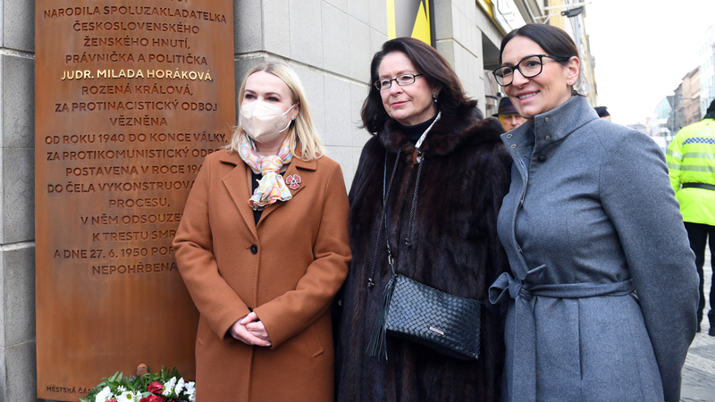 Zleva ministryně obrany Jana Černochová, senátorka Miroslava Němcová a starostka Prahy 2 Alexandra Udženija pózují 11. ledna 2022  u právě odhalené pamětní desky právničky a političky Milady Horákové na jejím rodném domě v Rumunské ulici v Praze.