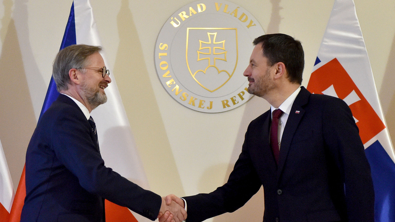 Slovenský premiér Eduard Heger (vpravo) a jeho český protějšek Petr Fiala se setkali 11. ledna 2022 v Bratislavě.