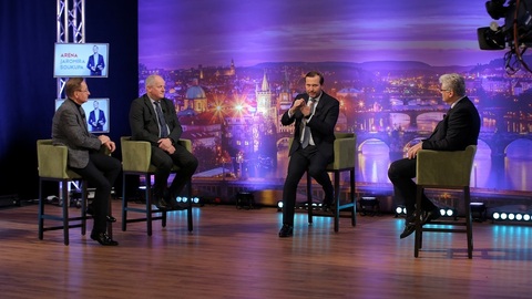 Moderátor pořadu Jaromír Soukup se svými hosty.