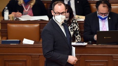 Místopředseda hnutí STAN Jan Farský na schůzi Sněmovny 12. ledna 2022 v Praze.