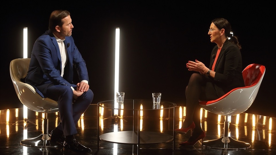 Moderátor pořadu Jaromír Soukup a starostka MČ Praha 2 Alexandra Udženija (ODS).