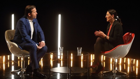 Moderátor pořadu Jaromír Soukup a starostka MČ Praha 2 Alexandra Udženija (ODS).