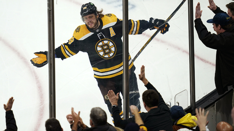 Český útočník David Pastrňák se raduje ze svého 11. hattricku v NHL.