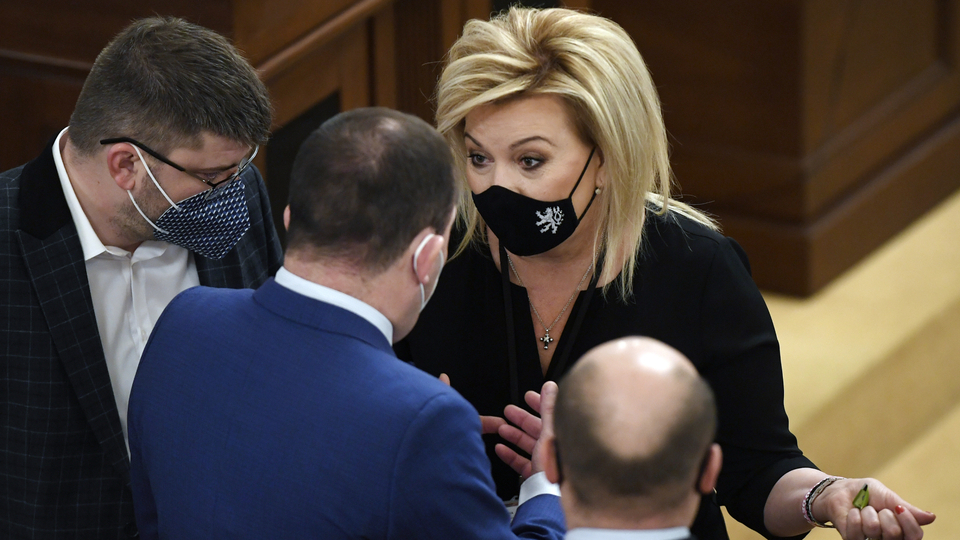 Předsedkyně poslaneckého klubu ANO Alena Schillerová hovoří s kolegy na schůzi Sněmovny, která pokračovala 14. ledna 2022 v Praze.