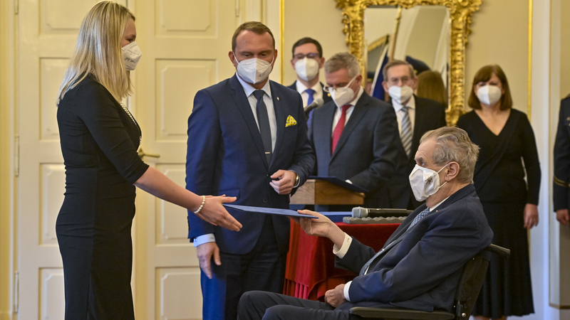 Prezident Miloš Zeman (vpravo) jmenoval 18. ledna 2022 v Lánech na Kladensku soudce obecných soudů. Vlevo je Hana Janotová z Obvodního soudu pro Prahu 10.
