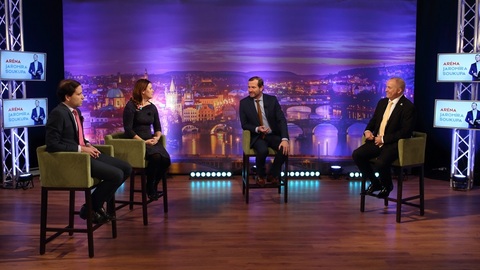 Moderátor pořadu Jaromír Soukup se svými hosty.