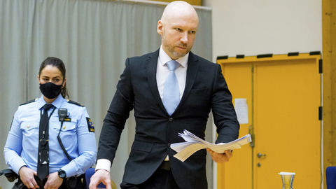 Norský terorista Anders Behring Breivik u soudu.