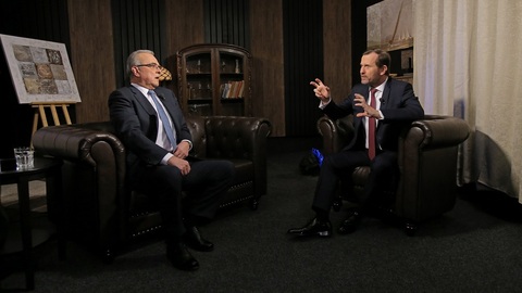 Moderátor pořadu Jaromír Soukup a bývalý poslanec Miroslav Kalousek (TOP 09).