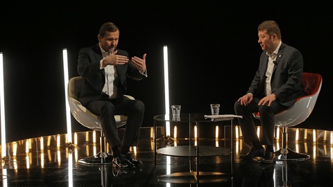 Moderátor pořadu Jaromír Soukup a předseda SPD Tomio Okamura.