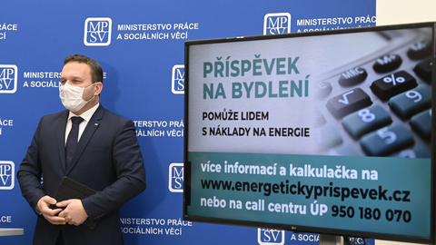 Ministr práce a sociálních věcí Marian Jurečka na tiskové konferenci k poskytování příspěvků na bydlení a mimořádné dávky kvůli zdražování energií, 21. ledna 2022 v Praze. Konference se také zúčastnili generální ředitel úřadu práce Viktor Najmon a výkonná ředitelka Svazu měst a obcí Radka Vladyková.