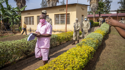 Paul Rusesabagina zachránil stovky lidí, přesto je obviněn z terorismu.