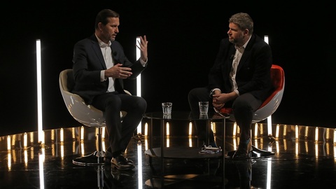 Moderátor pořadu Jaromír Soukup a europoslanec Jiří Pospíšil (TOP 09).