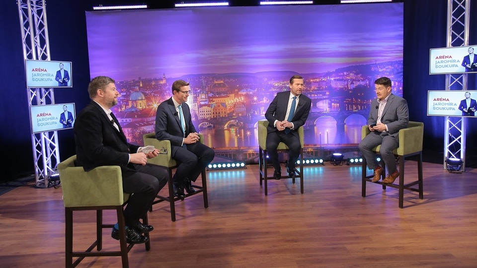 Moderátor pořadu Jaromír Soukup se svými hosty.