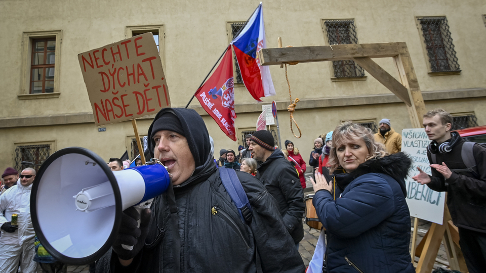 Demonstrace iniciativy Chcípl PES proti schválení vládní novely pandemického zákona Sněmovnou, 25. ledna 2022 na Malostranském náměstí v Praze.