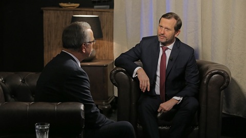 Moderátor pořadu Jaromír Soukup a bývalý poslanec Miroslav Kalousek (TOP 09).