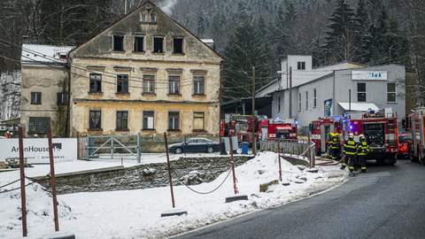 Hasiči zasahují 27. ledna 2022 u požáru po výbuchu v bytovém domě v Kateřinské ulici na okraji Liberce.