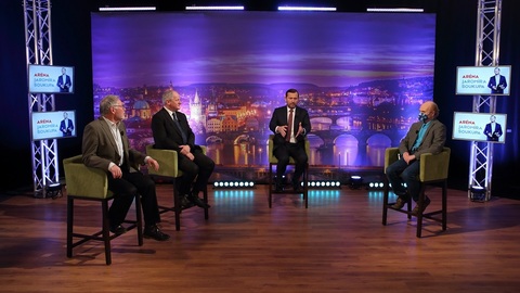 Moderátor pořadu Jaromír Soukup se svými hosty.