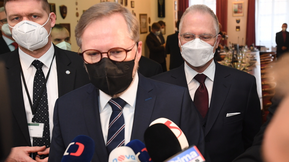 Sněmovní bezpečnostní výbor projednal 3. února 2022 v Praze návrh premiéra Petra Fialy (uprostřed) na jmenování Michala Koudelky (vpravo) řádným ředitelem Bezpečnostní informační služby.