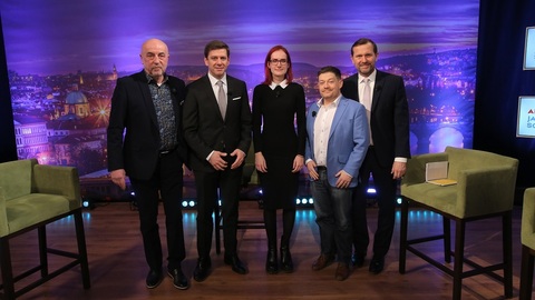 Moderátor pořadu Jaromír Soukup se svými hosty.