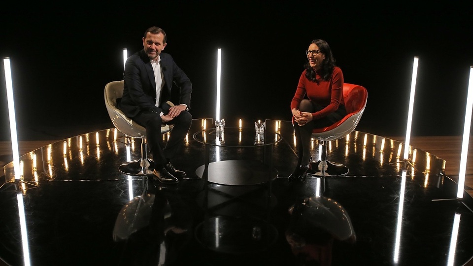 Moderátor pořadu Jaromír Soukup a starostka MČ Praha 2 Alexandra Udženija (ODS).