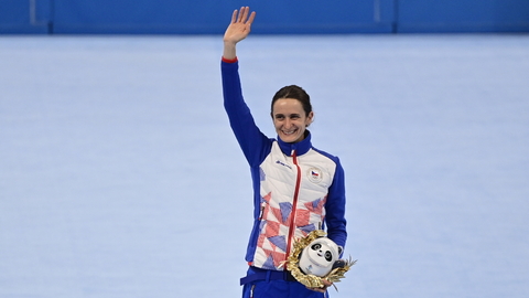 Rychlobruslařka Martina Sáblíková se raduje ze zisku bronzové medaile na ZOH v Pekingu.