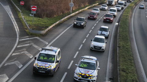 Konvoje svobody míří navzdory zákazu do Paříže, čekají je tam tisíce policistů.