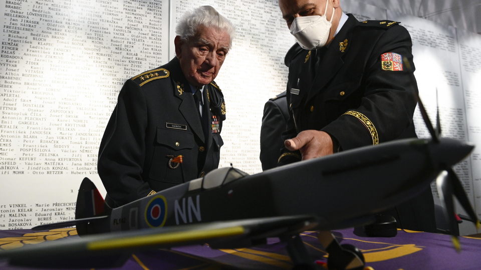 Veterán Emil Boček dostal k 99. narozeninám modely spitfiru.