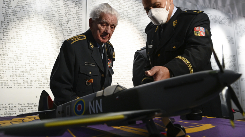 Veterán Emil Boček dostal k 99. narozeninám modely spitfiru.