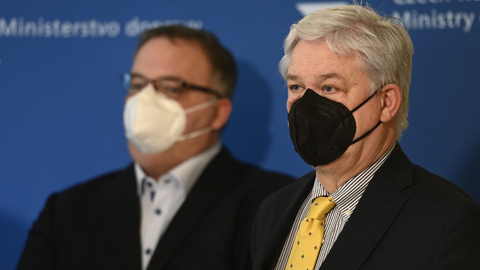 Zleva dosavadní šéf Českých drah (ČD) Ivan Bednárik a nový předseda dozorčí rady ČD Miroslav Zámečník vystoupili 15. února 2022 v Praze na tiskové konferenci po mimořádném jednání dozorčí rady ČD.