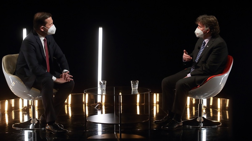 Moderátor pořadu Jaromír Soukup a prezident České lékařské komory Milan Kubek.