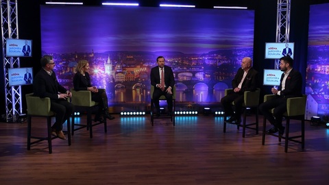 Moderátor pořadu Jaromír Soukup se svými hosty.