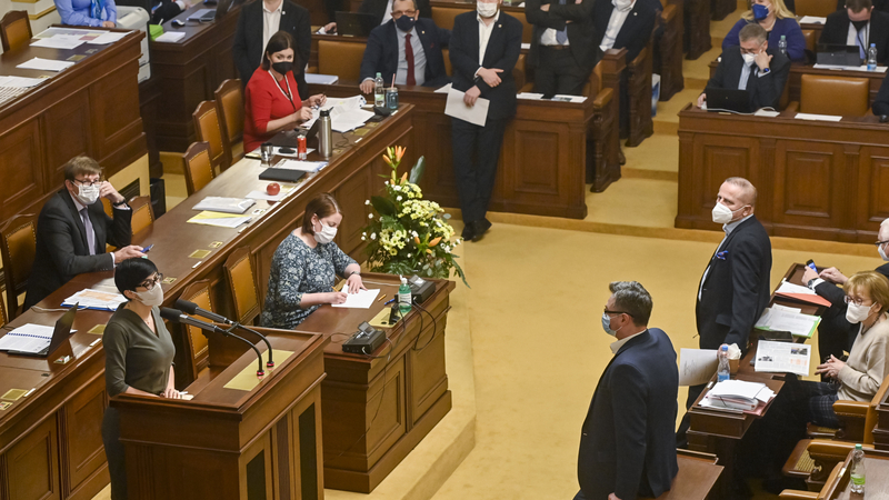 Předsedkyně Poslanecké sněmovny Markéta Pekarová Adamová hovoří 16. února 2022 v Praze na schůzi Sněmovny. Poslanci SPD dosud obstrukcemi oddalují opětovné projednání pandemické novely, kterou vetoval Senát a jež by měla být prvním bodem schůze. K hlasování o podobě programu schůze se dolní komora dosud nedostala.