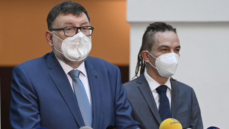 Zleva ministr financí Zbyněk Stanjura (ODS) a ministr pro místní rozvoj Ivan Bartoš (Piráti) na tiskové konferenci před schůzí Poslanecké sněmovny 18. února 2022 v Praze.