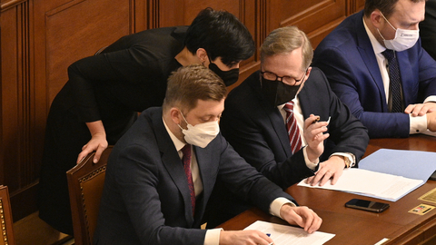 Premiér Petr Fiala hovoří s předsedkyní dolní parlamentní komory Markétou Pekarovou Adamovou na schůzi Poslanecké sněmovny 18. února 2022 v Praze.
