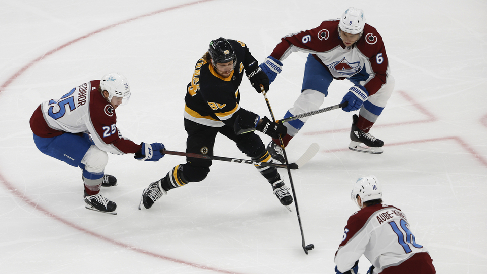 Český hokejový útočník David Pastrňák v akci.