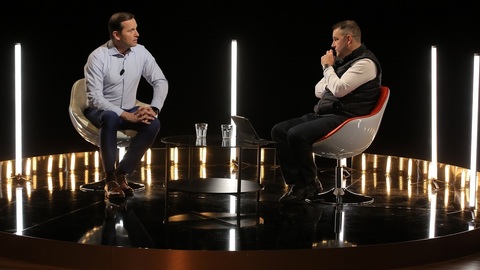 Moderátor pořadu Jaromír Soukup a ekonom Mojmír Hampl.