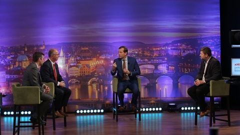 Moderátor pořadu Jaromír Soukup se svými hosty.