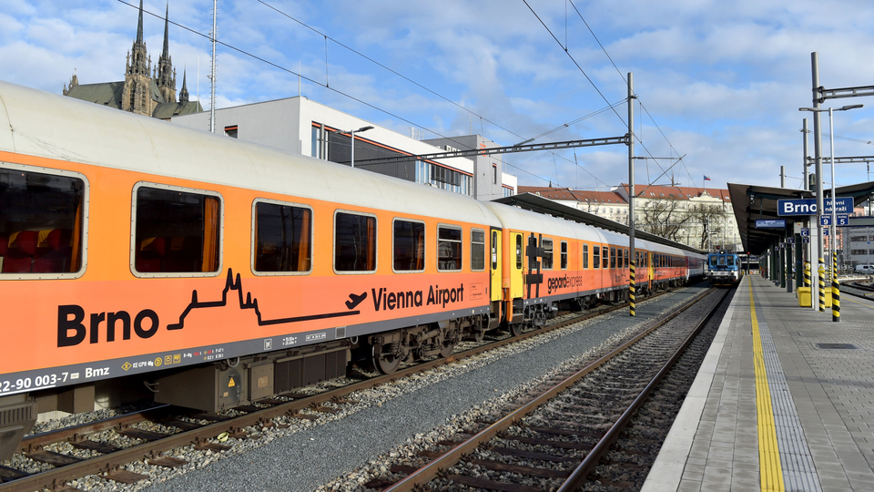 Pilotní přímý vlakový spoj z Brna na letiště ve Vídni vyjel 22. února z brněnského hlavního nádraží. Vedení Brna usiluje o to, aby na vídeňské letiště jezdily pravidelné spoje.