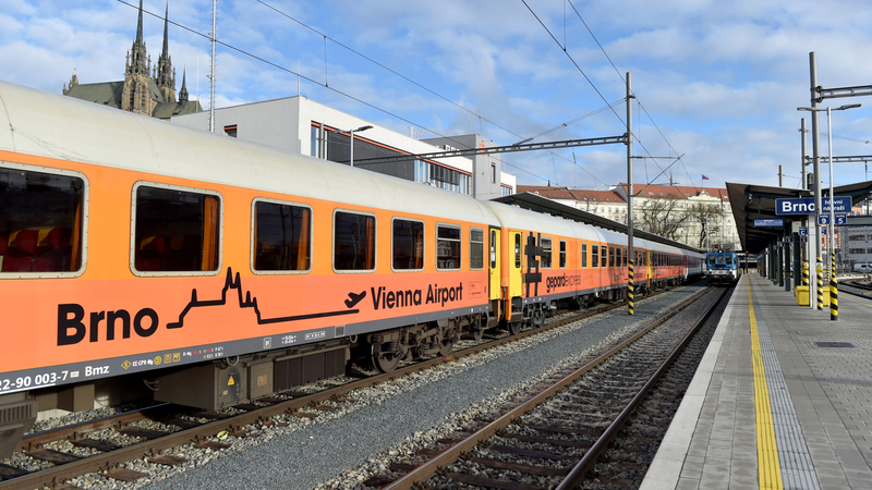 Pilotní přímý vlakový spoj z Brna na letiště ve Vídni vyjel 22. února z brněnského hlavního nádraží. Vedení Brna usiluje o to, aby na vídeňské letiště jezdily pravidelné spoje.