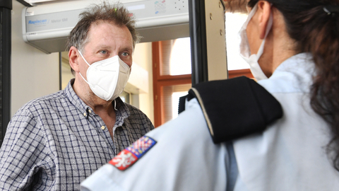 Obžalovaný Pavel Hlávka přichází do budovy plzeňského okresního soudu, kde stanul 23. února 2022 za šíření poplašné zprávy. Obžaloba ho viní z toho, že na jaře 2021 obviňoval lékaře a zdravotníky Fakultní nemocnice Plzeň, že nechávají umírat covidové pacienty, protože jim nechtějí podávat přípravky ivermektin a isoprinosin.