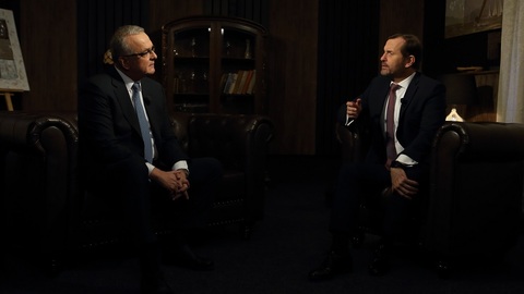 Moderátor pořadu Jaromír Soukup a bývalý poslanec Miroslav Kalousek (TOP 09).