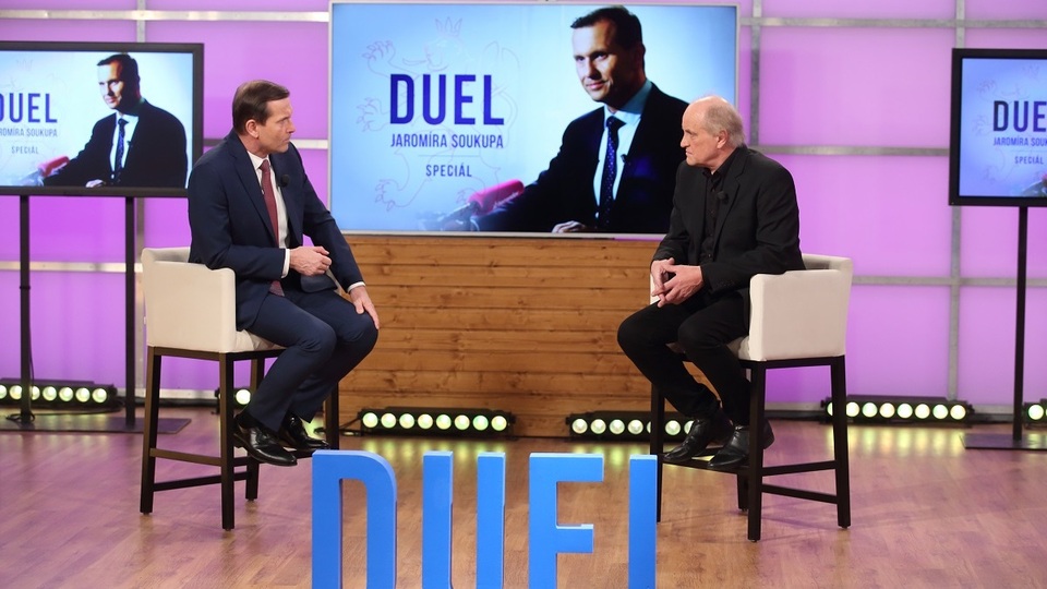 Moderátor pořadu Jaromír Soukup a hudebník a politik Michael Kocáb.