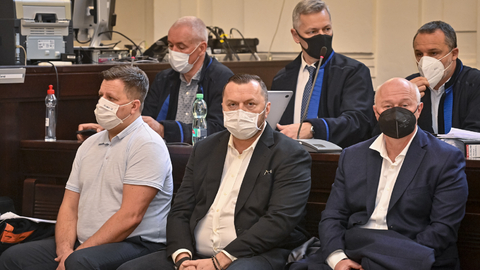 Městský soud v Praze projednával 28. února 2022 případ 26 lidí a čtyř firem obžalovaných kvůli krácení daní. V kauze, kterou policisté vyšetřovali pod názvem Úklid, je podle dřívějších informací médií stíhán i pražský podnikatel Jan Kočka (vpředu uprostřed).