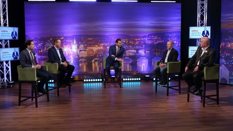 Moderátor pořadu Jaromír Soukup se svými hosty.